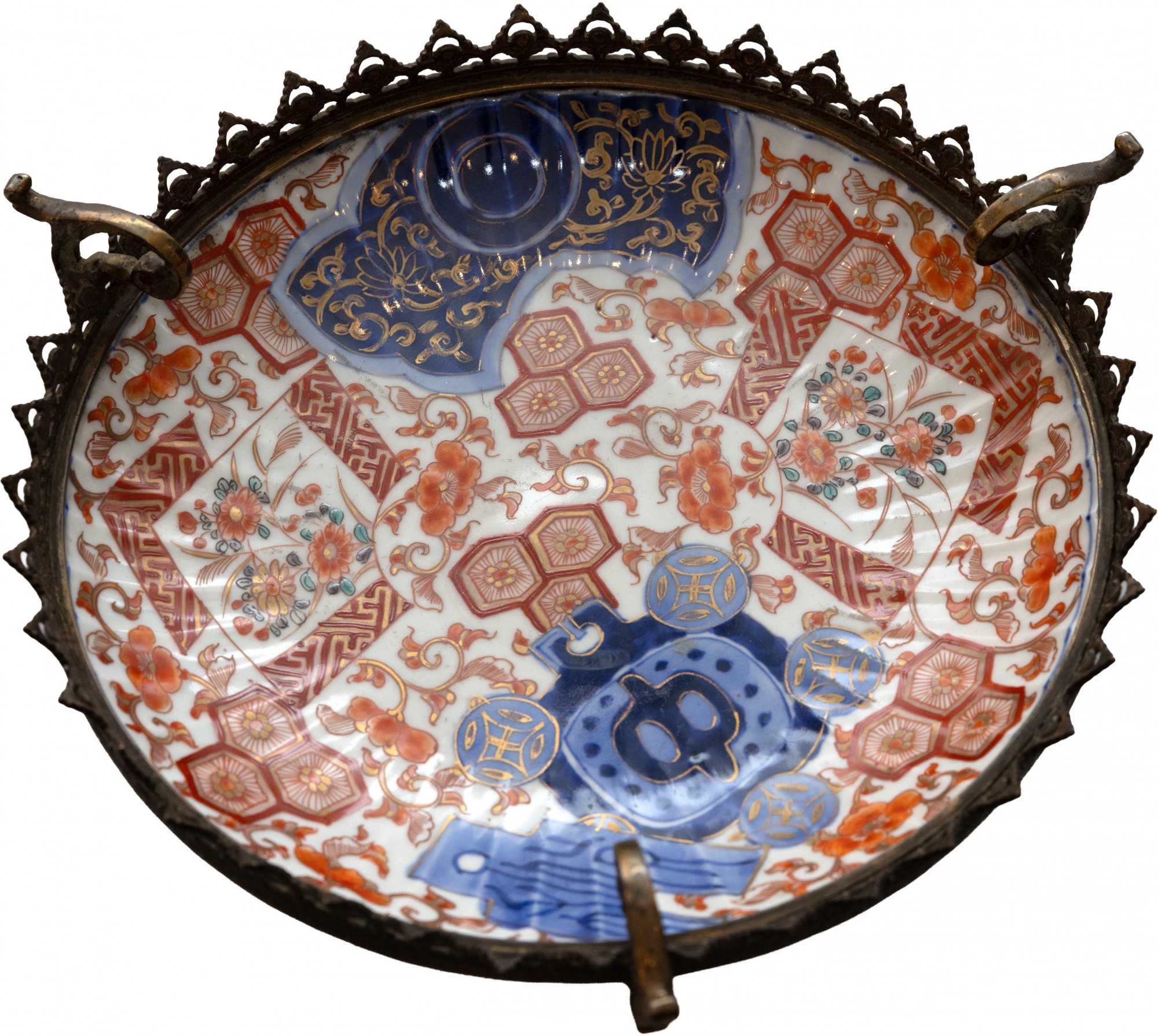 Centro de mesa em porcelana Imari, em tons rouge de fer, azul e vermelho e ouro. Base em bronze. - 