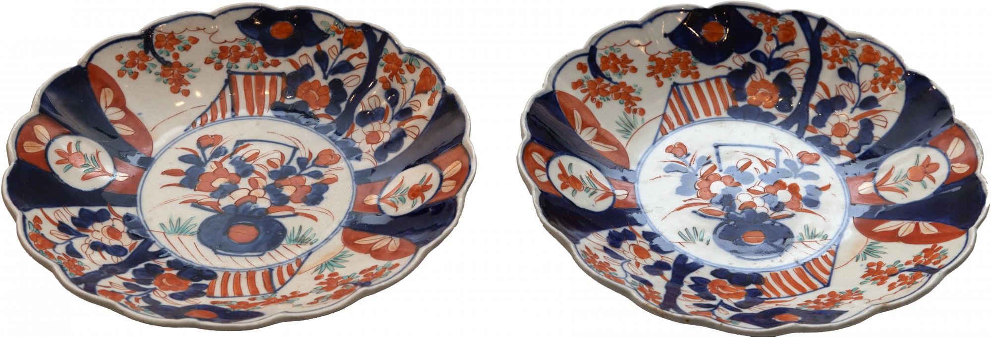 Conjunto de 2 medalhões em porcelana Imari, em tons rouge de fer, azul e vermelho e ouro. - 