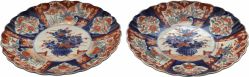 Autor Não Identificado - Conjunto de 2 medalhões em porcelana Imari, em tons rouge de fer, azul e vermelho e ouro.