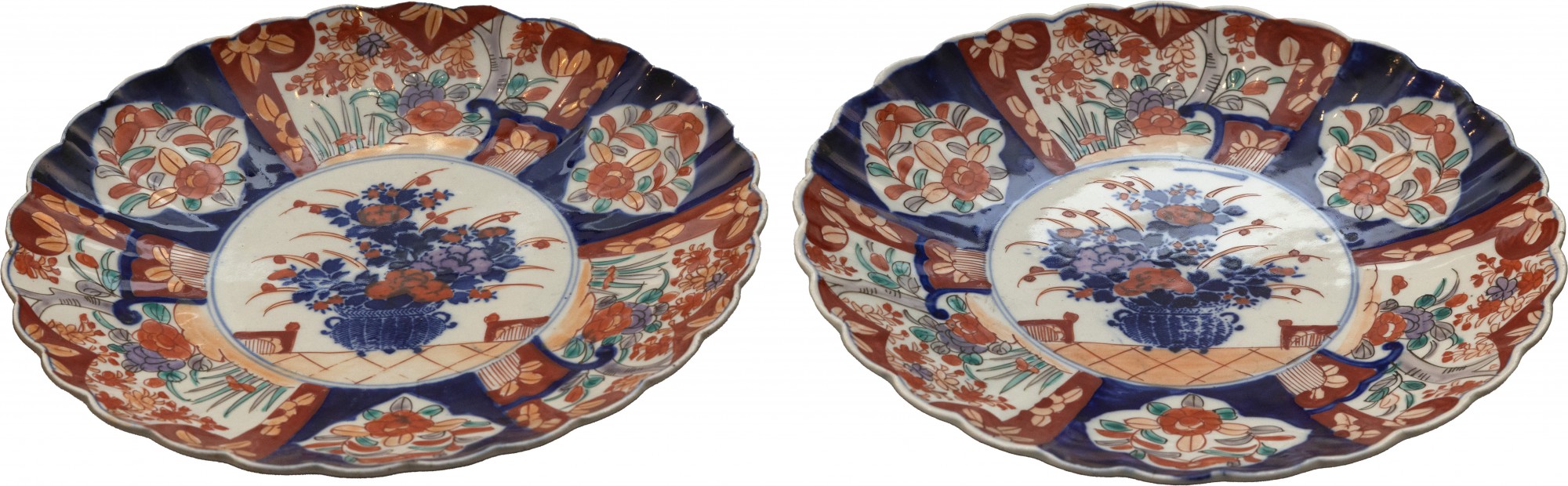 Conjunto de 2 medalhões em porcelana Imari, em tons rouge de fer, azul e vermelho e ouro. - 