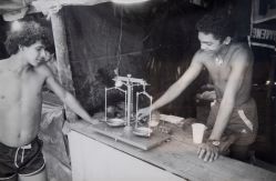 Patrick Knight - Weighing Gold / Pesando Ouro