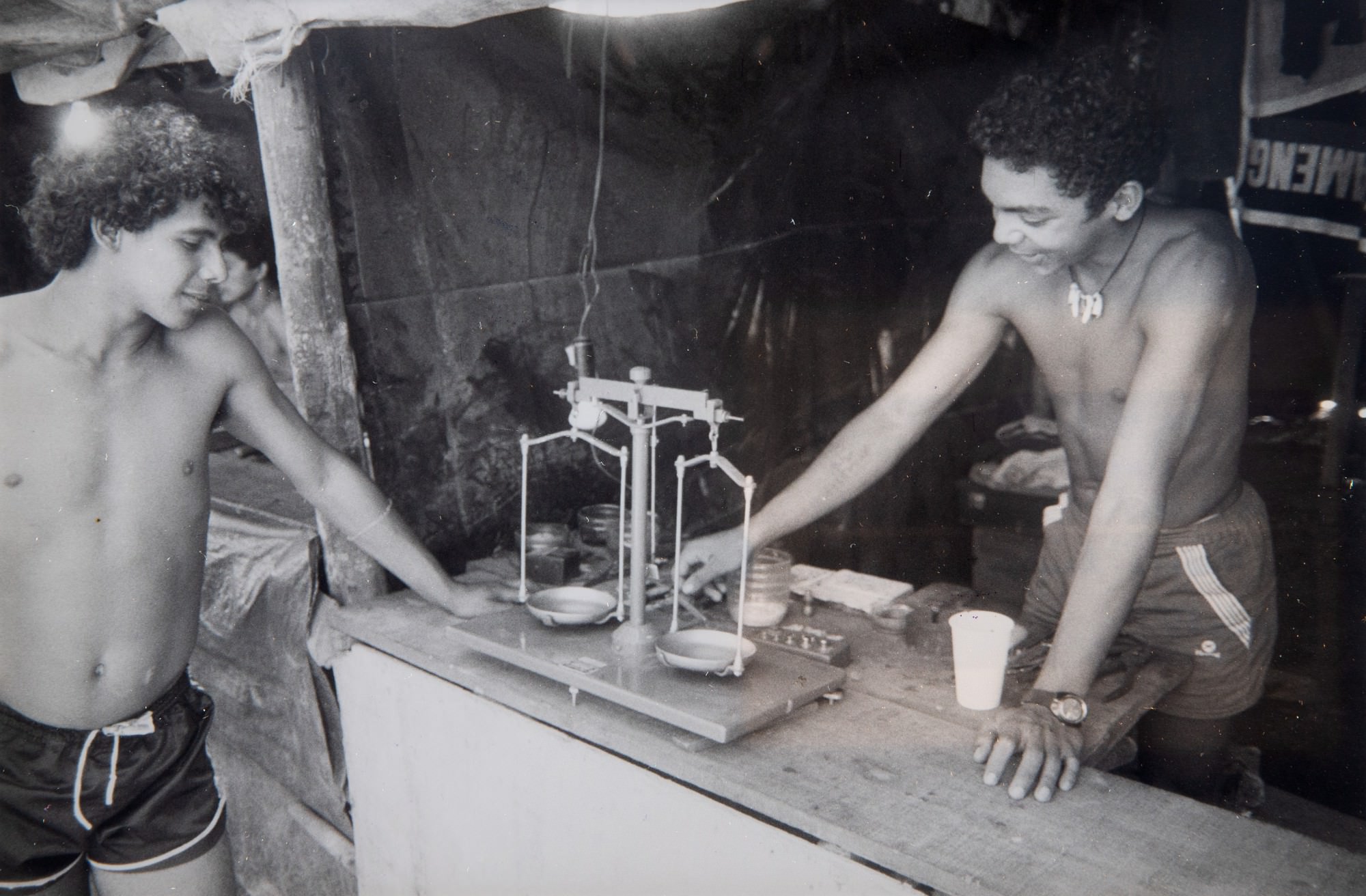 Patrick Knight - Weighing Gold / Pesando Ouro